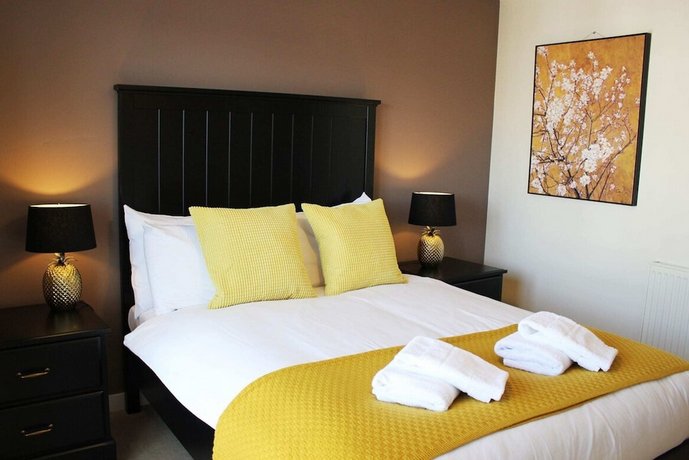 2 Bedroom Apartment With Free Parking Sleeps 4