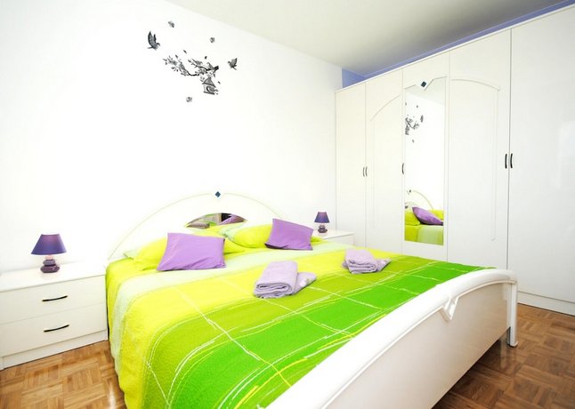 Apartment with 2 bedrooms in Split with enclosed garden and WiFi 2 km from the beach