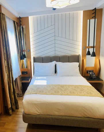 Maywood Hotel