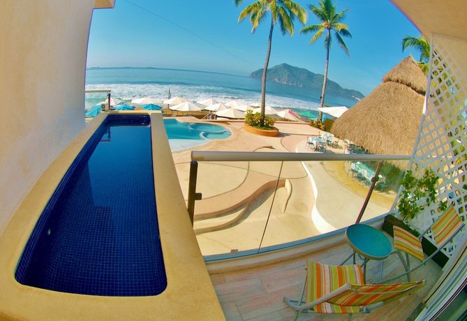Mar Celeste All Inclusive on the beach