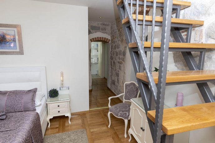 Gothic Palace - Luxury Rooms
