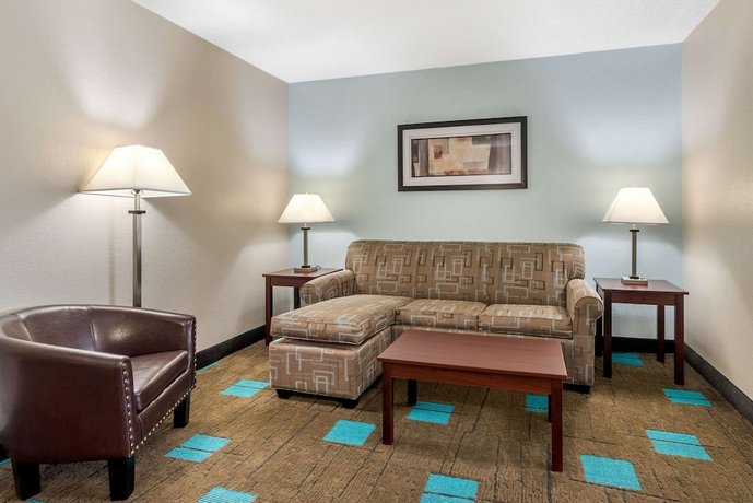 Quality Suites Kansas City International Airport