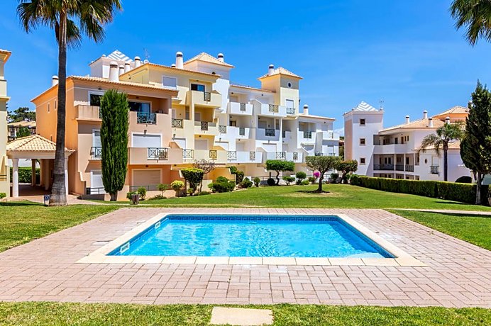 Condominio Jardins Santa Eulalia by Garvetur