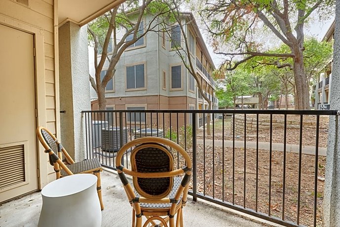 Artsy South Congress Suites by Sonder