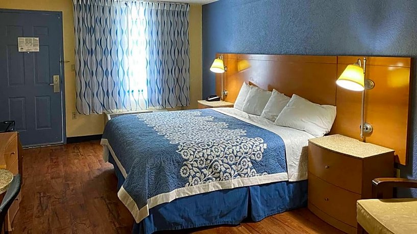 Days Inn & Suites by Wyndham Savannah Gateway I-95 and 204
