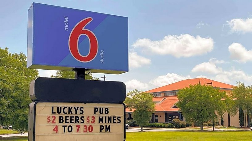 Days Inn & Suites by Wyndham Savannah Gateway I-95 and 204
