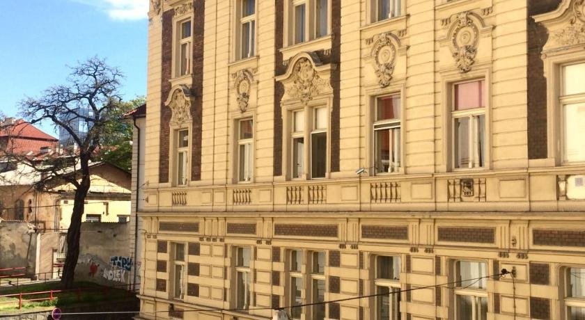 Historic centre-spacious apartment