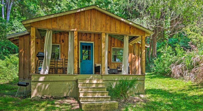 Cozy & Charming Asheville Cabin - 5 Mi to Downtown