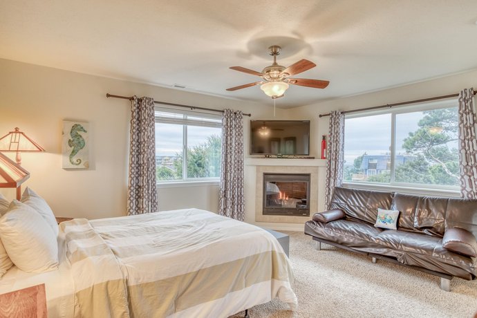 The Blue Crab 4 Br home by RedAwning