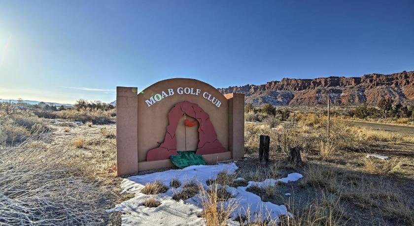 Moab Townhome with Pool Access and Stunning Mtn Views