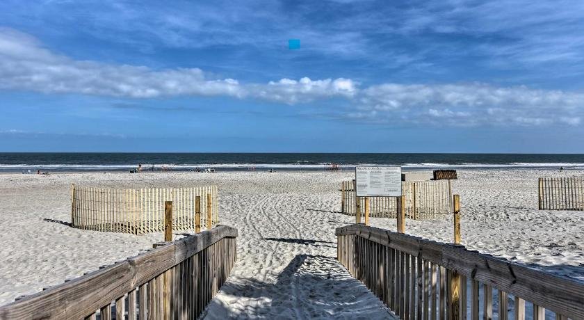 Resort Condo on Hilton Head with Pool Walk to Beach