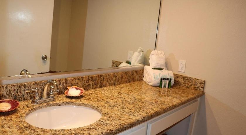 Cozy condo in Tiki complex with private beach access