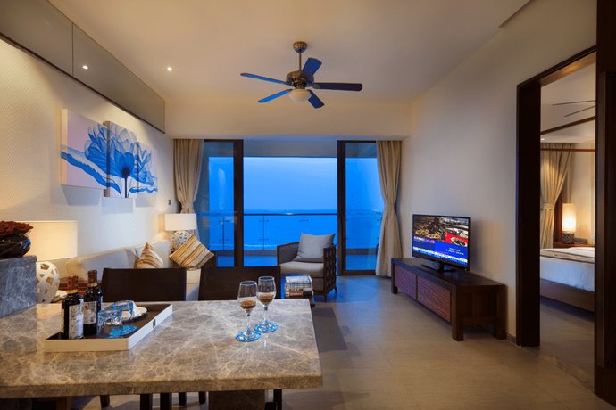 Aloha Oceanfront Suite Resort