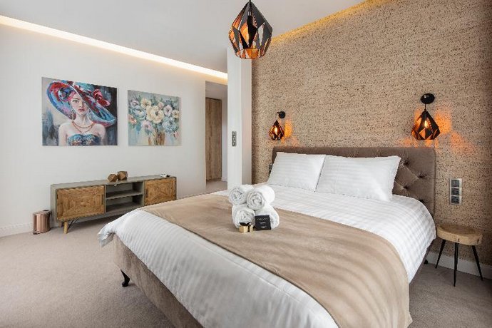 Kanopian Penthouse Hotel