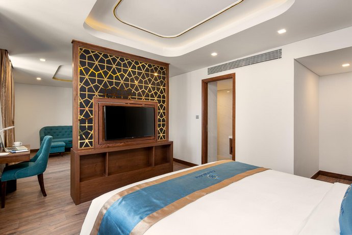 CN PALACE HOTEL
