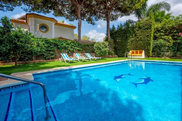 Charming 5BR Villa with Private Pool 5 mins walking to the Beach Wifi