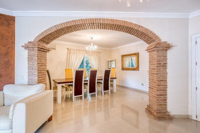 Charming 5BR Villa with Private Pool 5 mins walking to the Beach Wifi