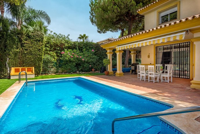 Charming 5BR Villa with Private Pool 5 mins walking to the Beach Wifi