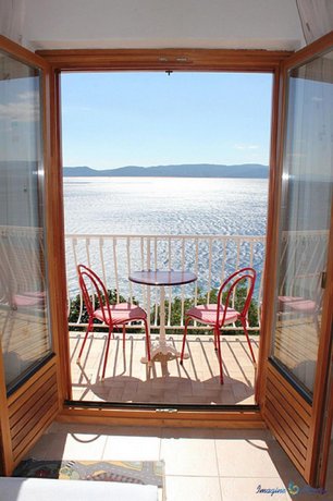 Apartment Niko - 50 M From Pebble Beach A4 3+1 - Pisak Riviera Omis Croatia