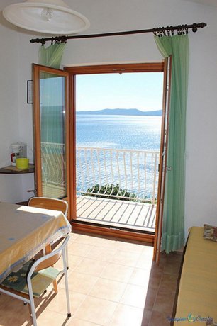 Apartment Niko - 50 M From Pebble Beach A4 3+1 - Pisak Riviera Omis Croatia