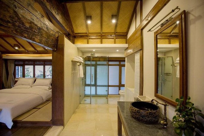 Lijiang Banxicaotang Inn