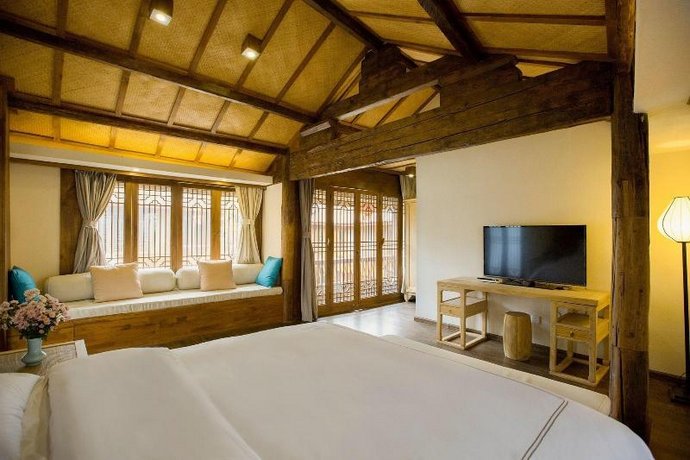 Lijiang Banxicaotang Inn