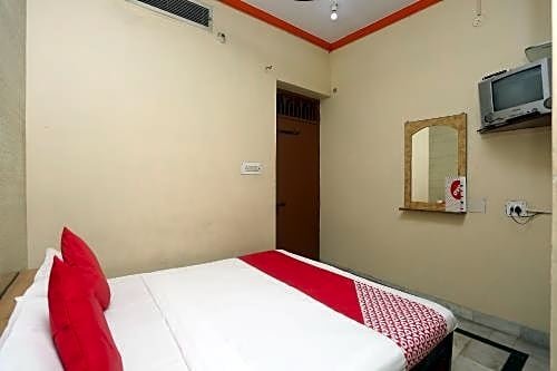 OYO 18641 Hotel Rashmi