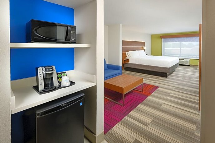 Holiday Inn Express Hotel & Suites Tullahoma