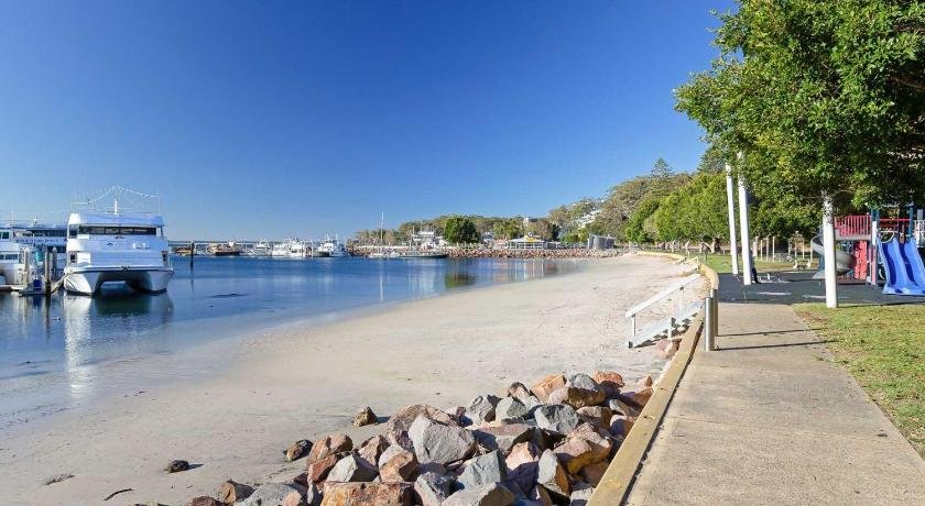 Tomaree Townhouse' 5/26-28 Tomaree Street - large air conditioned townhouse & WIFI