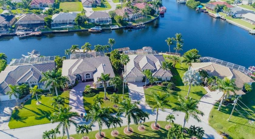 Gulf Access Southern Exposure Heated Pool Kayaks - Villa Salty Shoreline Home - Cape Coral
