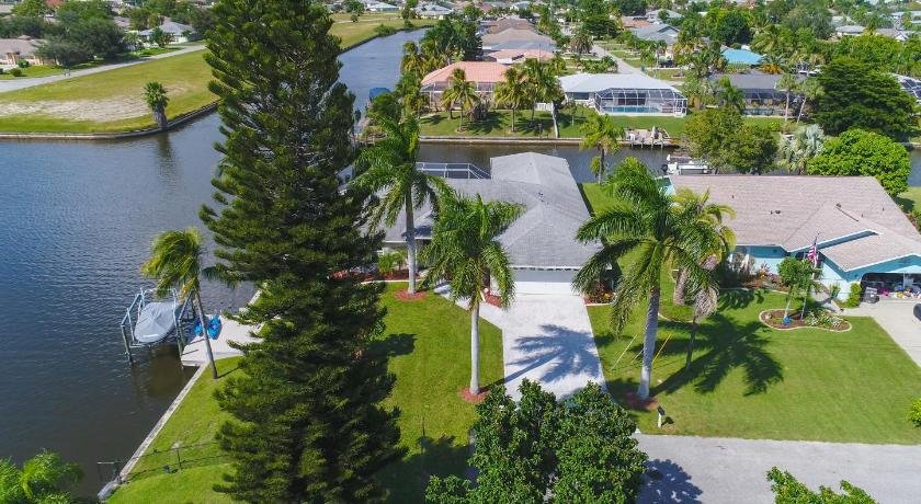 Private Beach And Kayaks this Home Sleeps 10- Heated Pool- Villazo Ann - Cape Coral