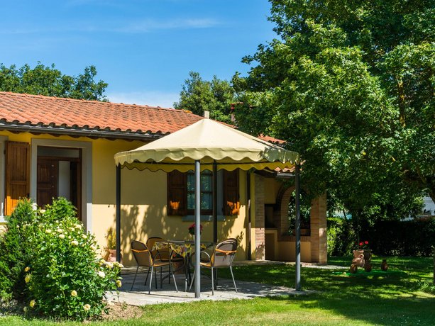 Beautiful Farmhouse with Swimming Pool near Lake in Tuscany