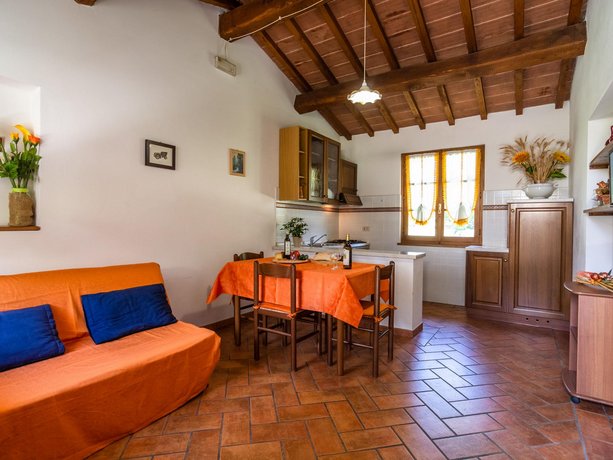 Beautiful Farmhouse with Swimming Pool near Lake in Tuscany