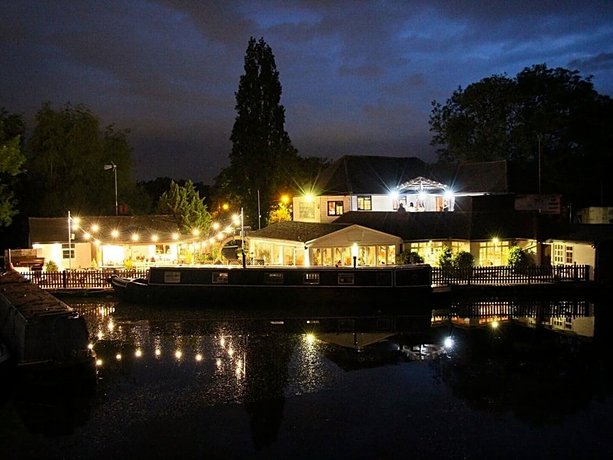 The WatersEdge Canal Cottages