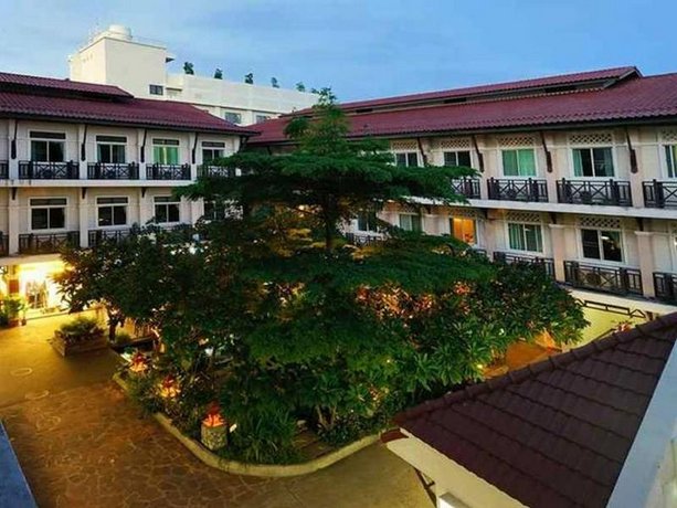 Rambuttri Village Inn