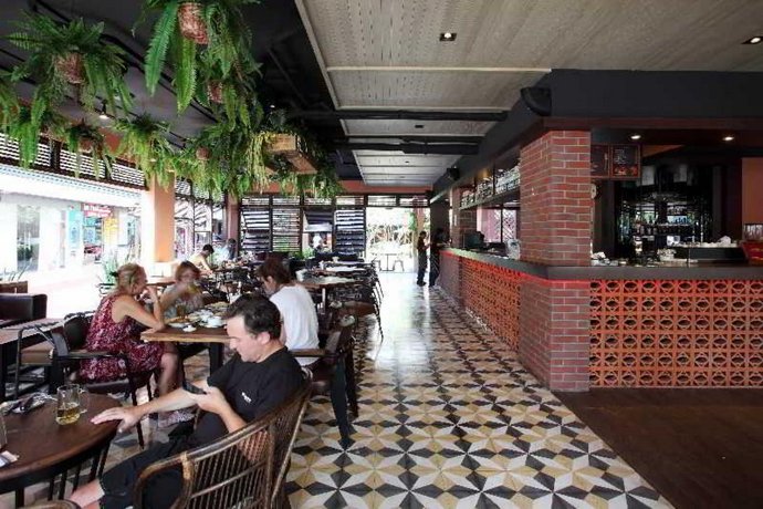 Rambuttri Village Inn