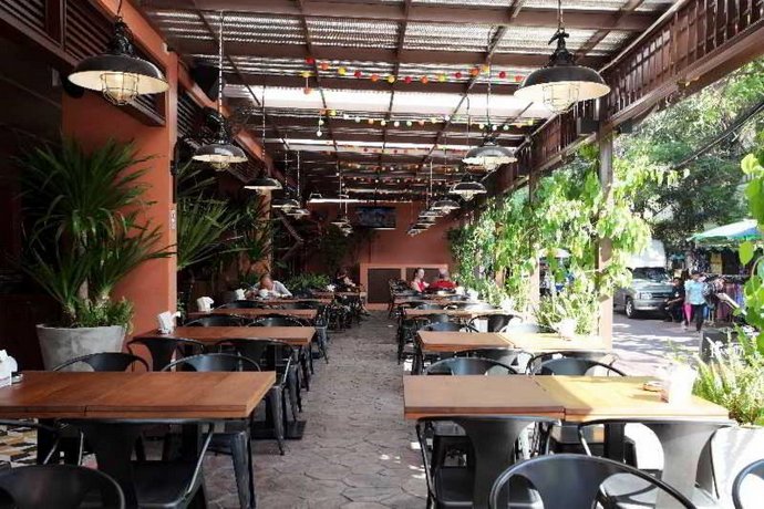 Rambuttri Village Inn