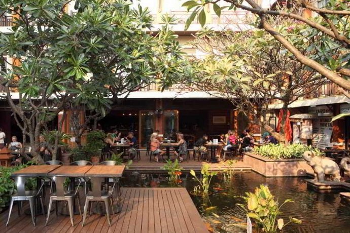 Rambuttri Village Inn