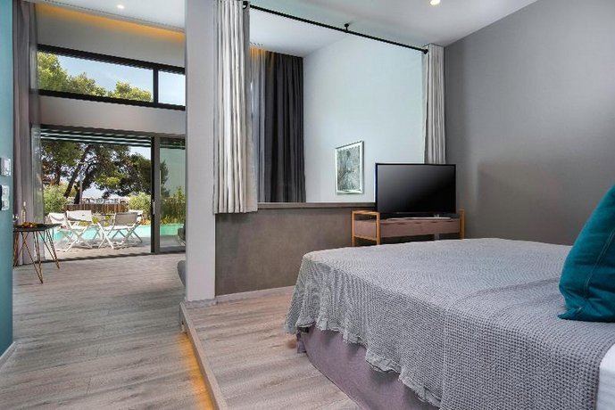 Lagomandra Beach Hotel