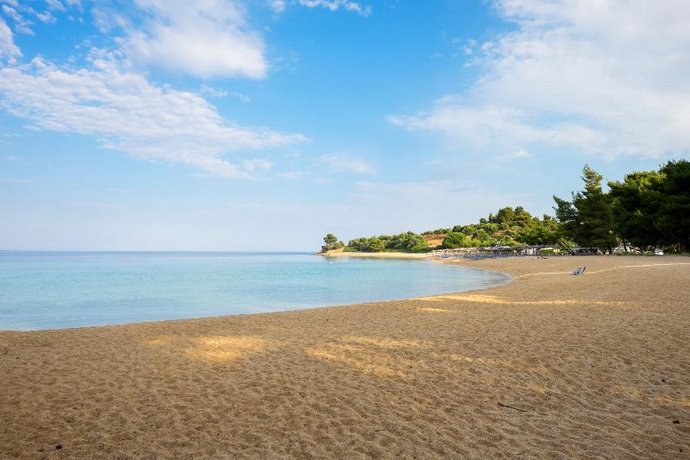 Lagomandra Beach Hotel