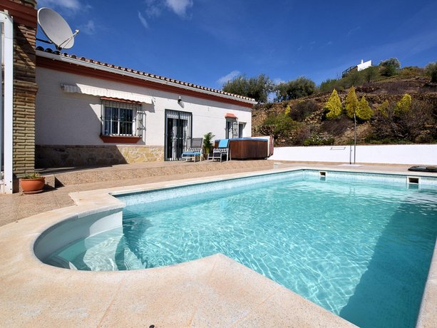 Spaciou Villa with Private Pool and Jacuzzi in Arenas