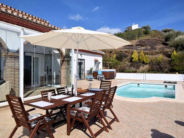 Spaciou Villa with Private Pool and Jacuzzi in Arenas