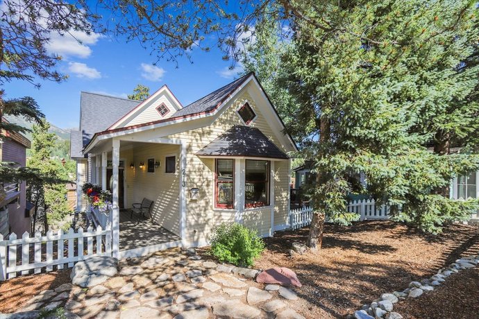 Ridge Street Lookout - Private Home by RedAwning