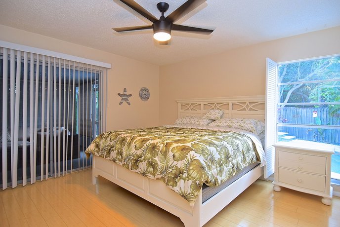Crescent Street 1138 B Walk to the beach Pool 1 Bedroom Pet Friendly