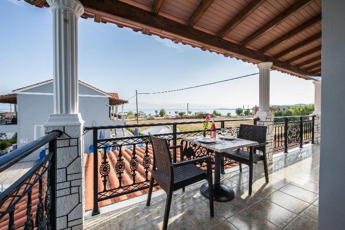 Makis Studios & Apartments