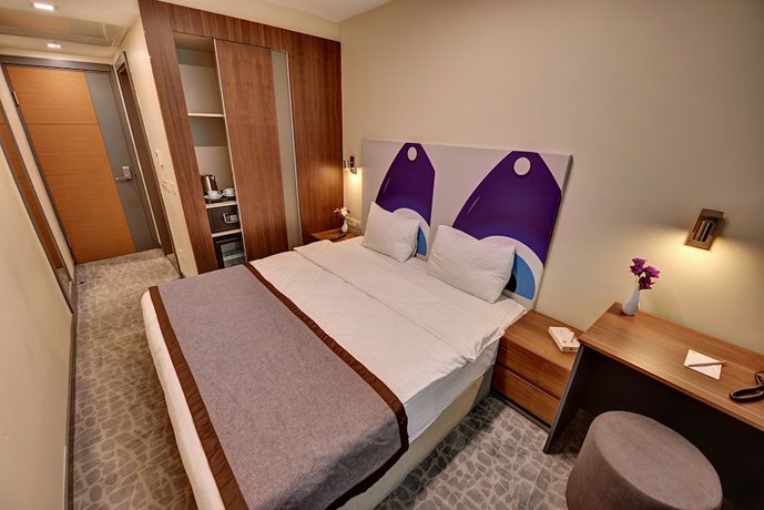 All Inn Hotel
