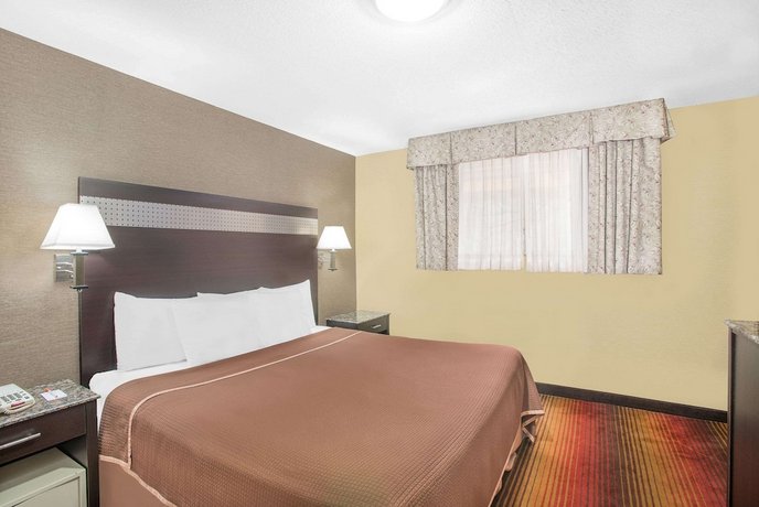 Howard Johnson by Wyndham North Bergen