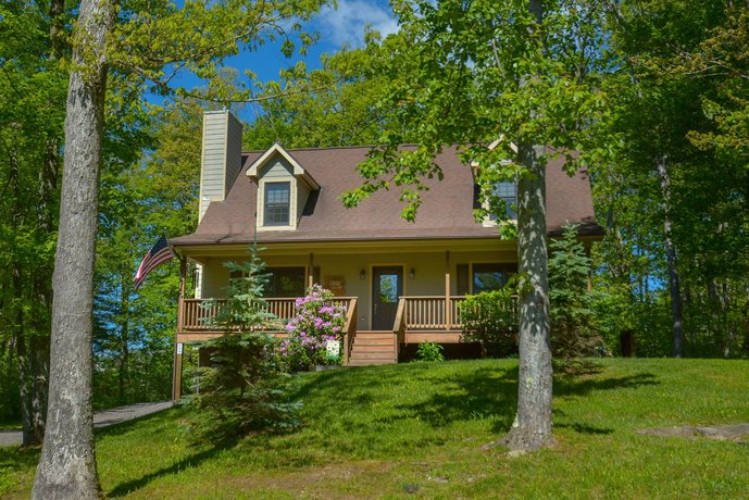 Sparky's Lodge Four-Bedroom Holiday Home