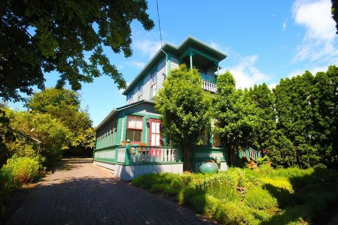 Spinnakers Gastro Brewpub & Guesthouses
