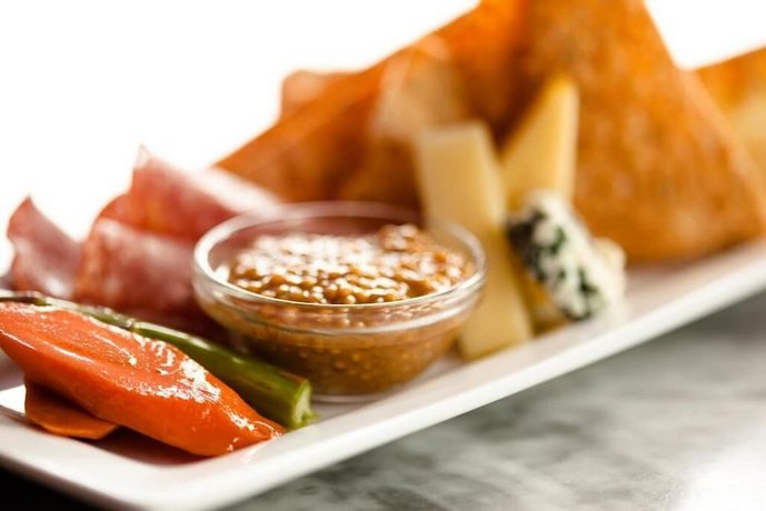 Spinnakers Gastro Brewpub & Guesthouses